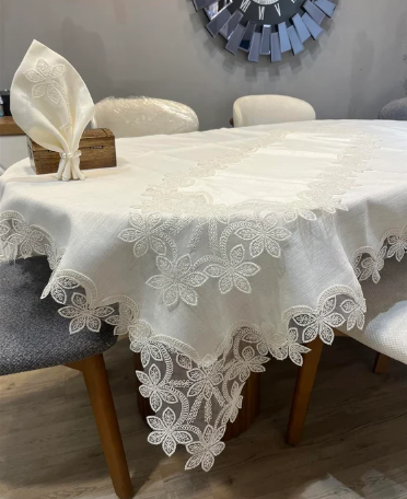 Ensemble de Table Premium Marguerite – Nappe, Runner, 12 Serviettes & 12 Ronds de Serviette Perles | Maison Royale Collection