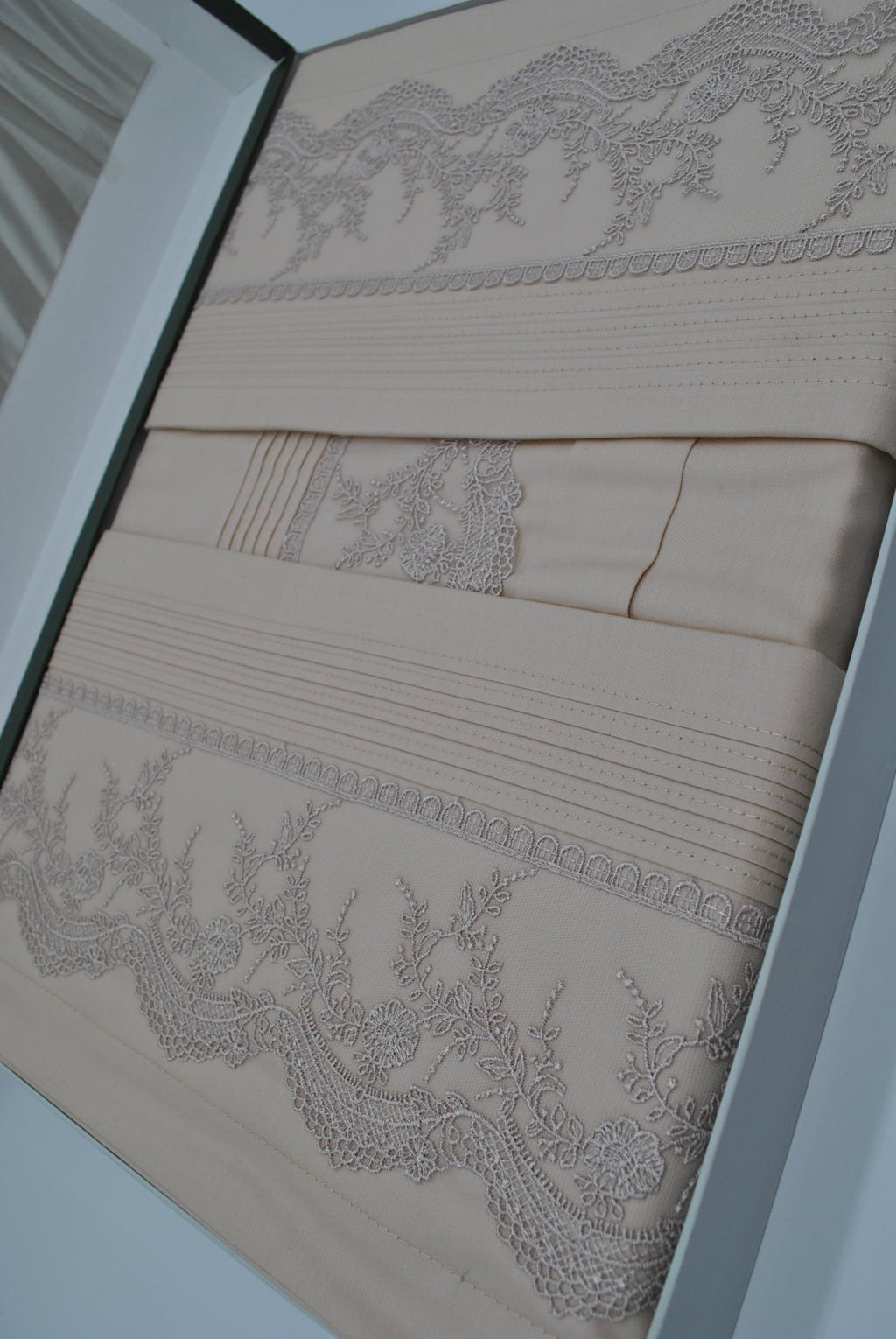 Parure de Lit Élégance Dentelle – 100% Coton – Taies d’Oreiller Dentelle | Maison Royale Collection