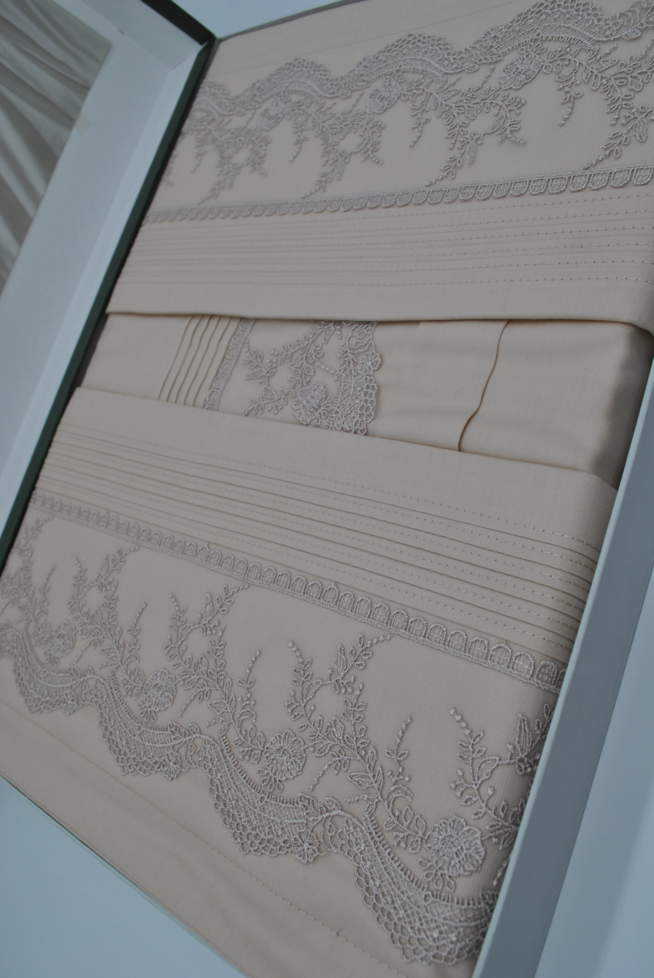 Parure de Lit Élégance Dentelle – 100% Coton – Taies d’Oreiller Dentelle | Maison Royale Collection