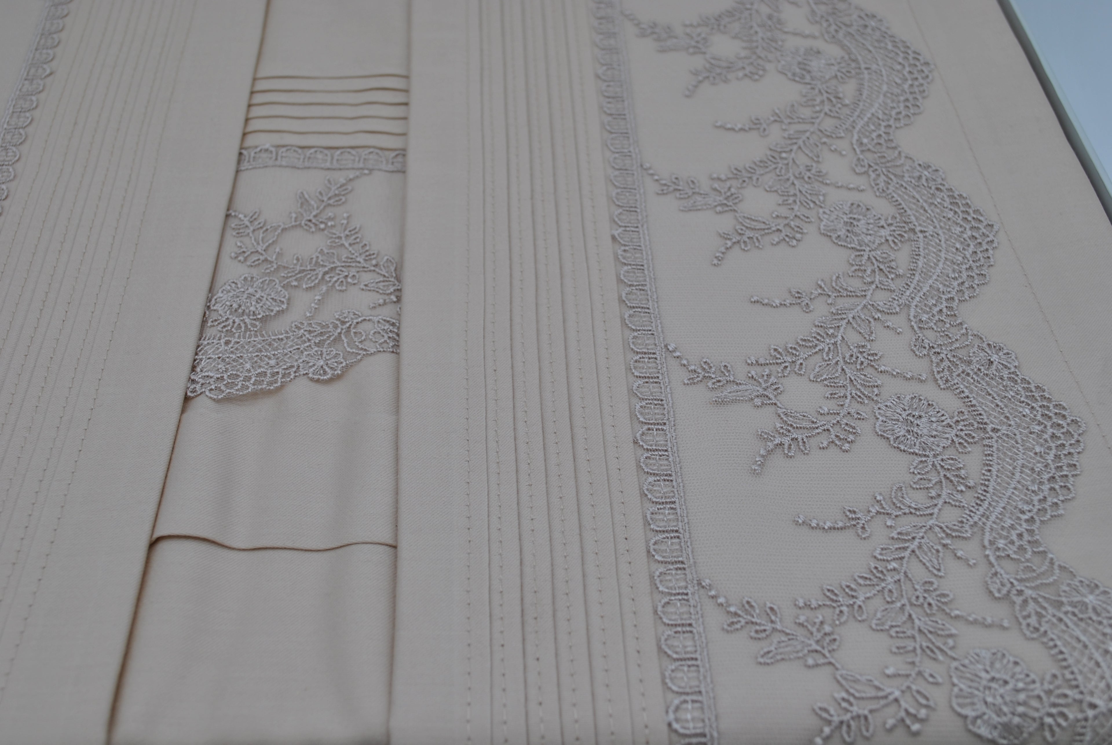 Parure de Lit Élégance Dentelle – 100% Coton – Taies d’Oreiller Dentelle | Maison Royale Collection