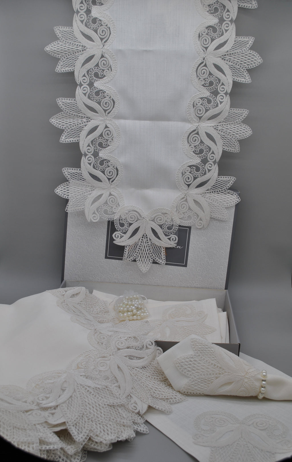 Ensemble de Table Premium Tulipe – Nappe, Runner, 12 Serviettes & 12 Ronds de Serviette Perles | Maison Royale Collection