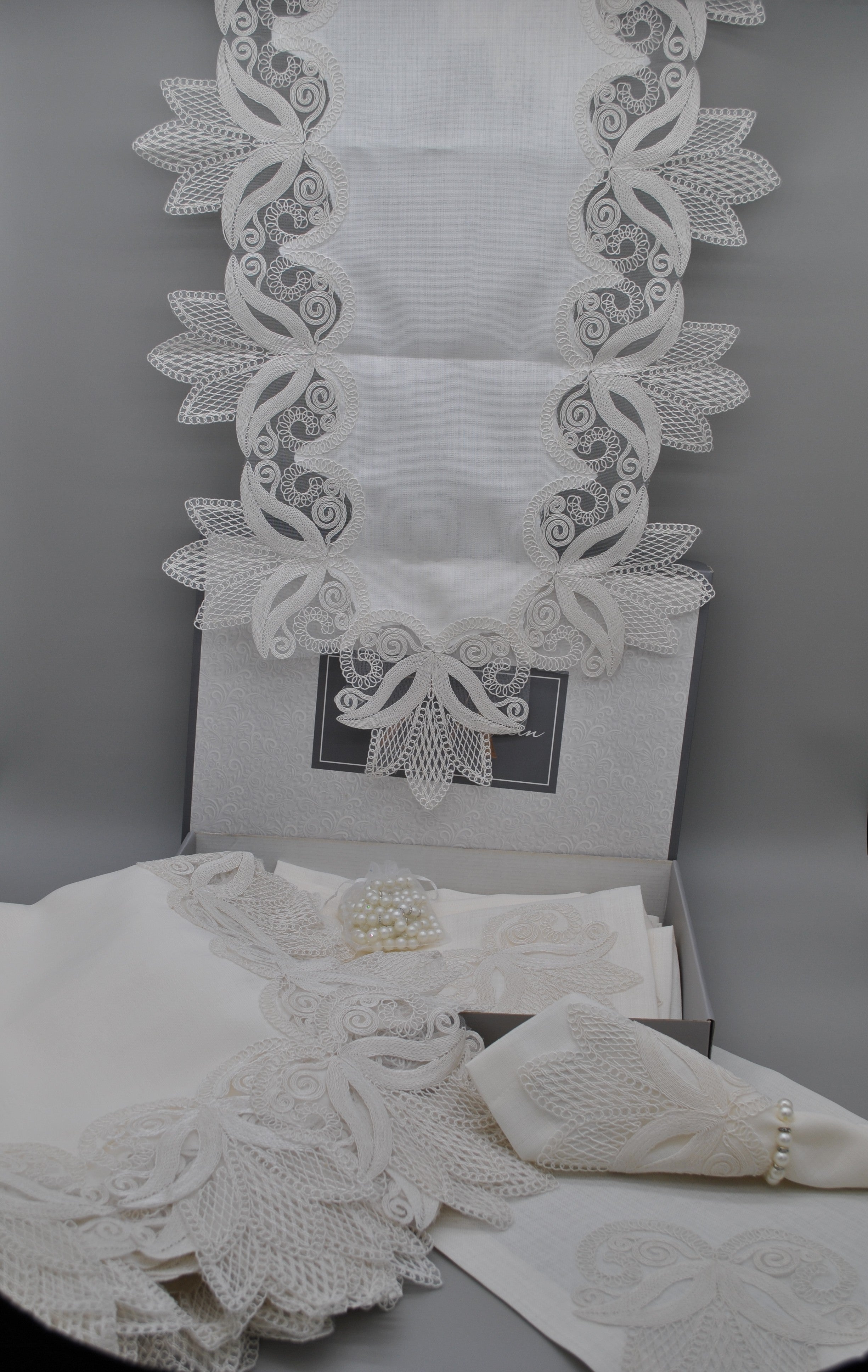 Ensemble de Table Premium Tulipe – Nappe, Runner, 12 Serviettes & 12 Ronds de Serviette Perles | Maison Royale Collection