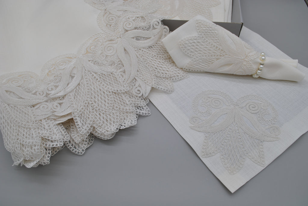 Ensemble de Table Premium Tulipe – Nappe, Runner, 12 Serviettes & 12 Ronds de Serviette Perles | Maison Royale Collection