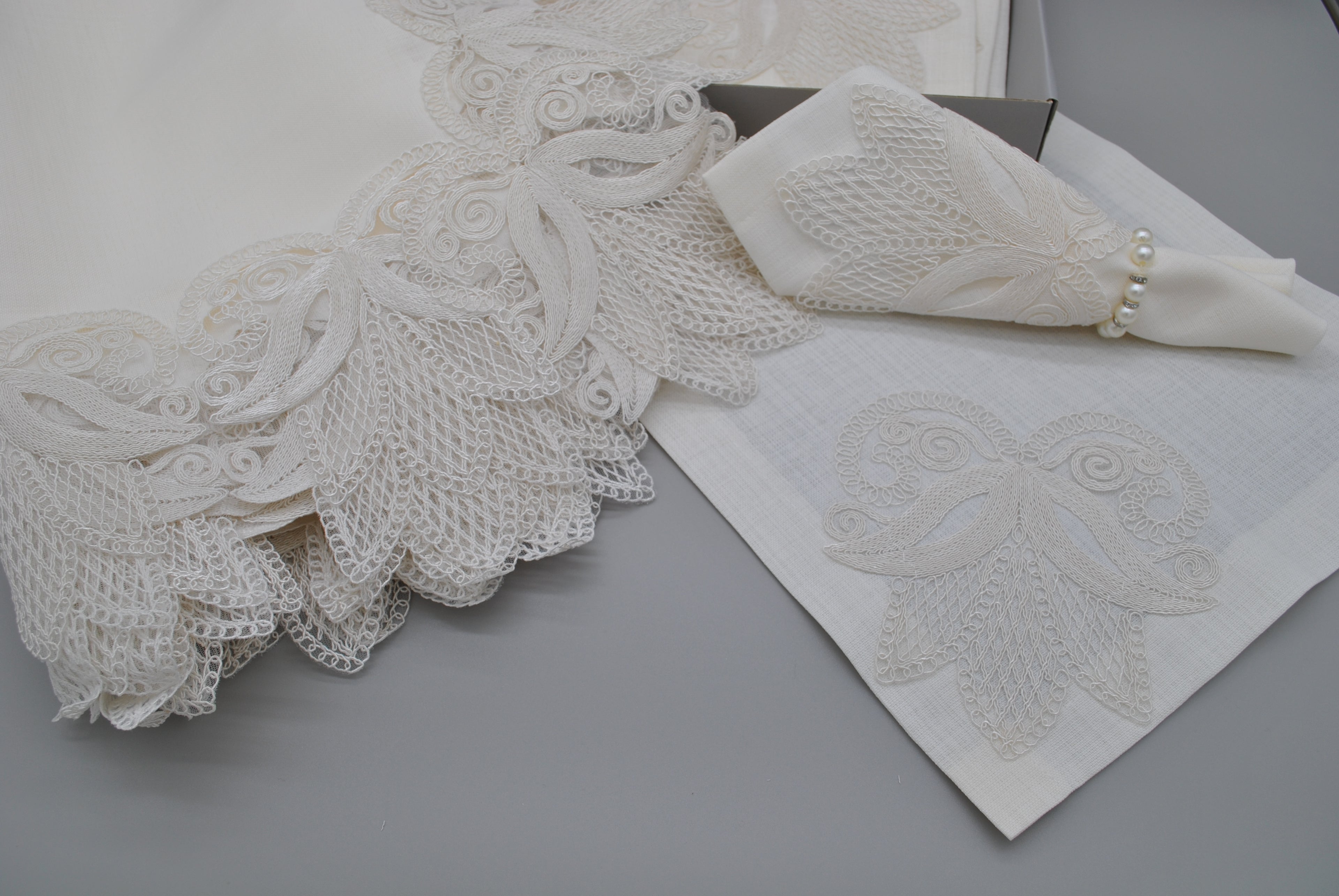 Ensemble de Table Premium Tulipe – Nappe, Runner, 12 Serviettes & 12 Ronds de Serviette Perles | Maison Royale Collection