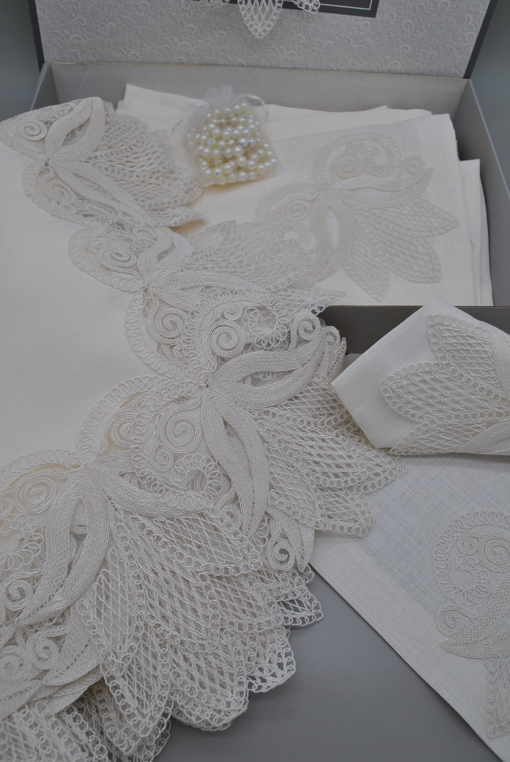 Ensemble de Table Premium Tulipe – Nappe, Runner, 12 Serviettes & 12 Ronds de Serviette Perles | Maison Royale Collection