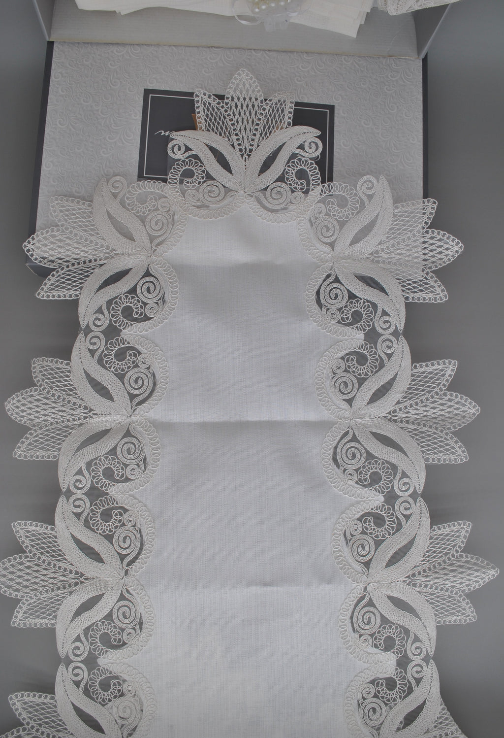 Ensemble de Table Premium Tulipe – Nappe, Runner, 12 Serviettes & 12 Ronds de Serviette Perles | Maison Royale Collection