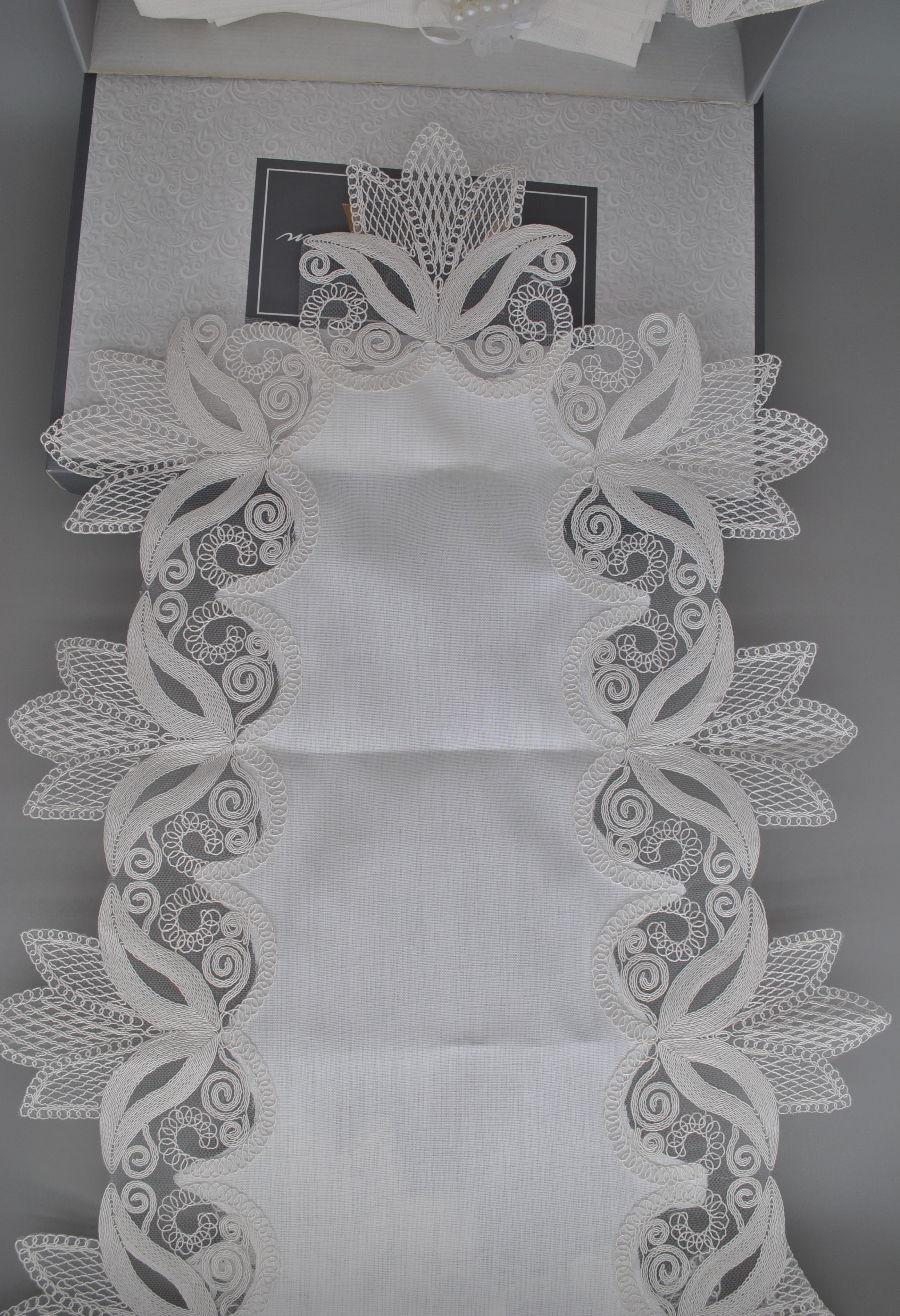 Ensemble de Table Premium Tulipe – Nappe, Runner, 12 Serviettes & 12 Ronds de Serviette Perles | Maison Royale Collection