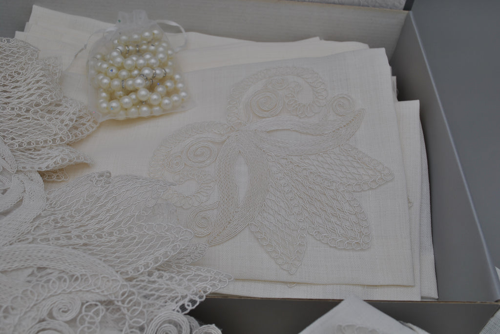 Ensemble de Table Premium Tulipe – Nappe, Runner, 12 Serviettes & 12 Ronds de Serviette Perles | Maison Royale Collection