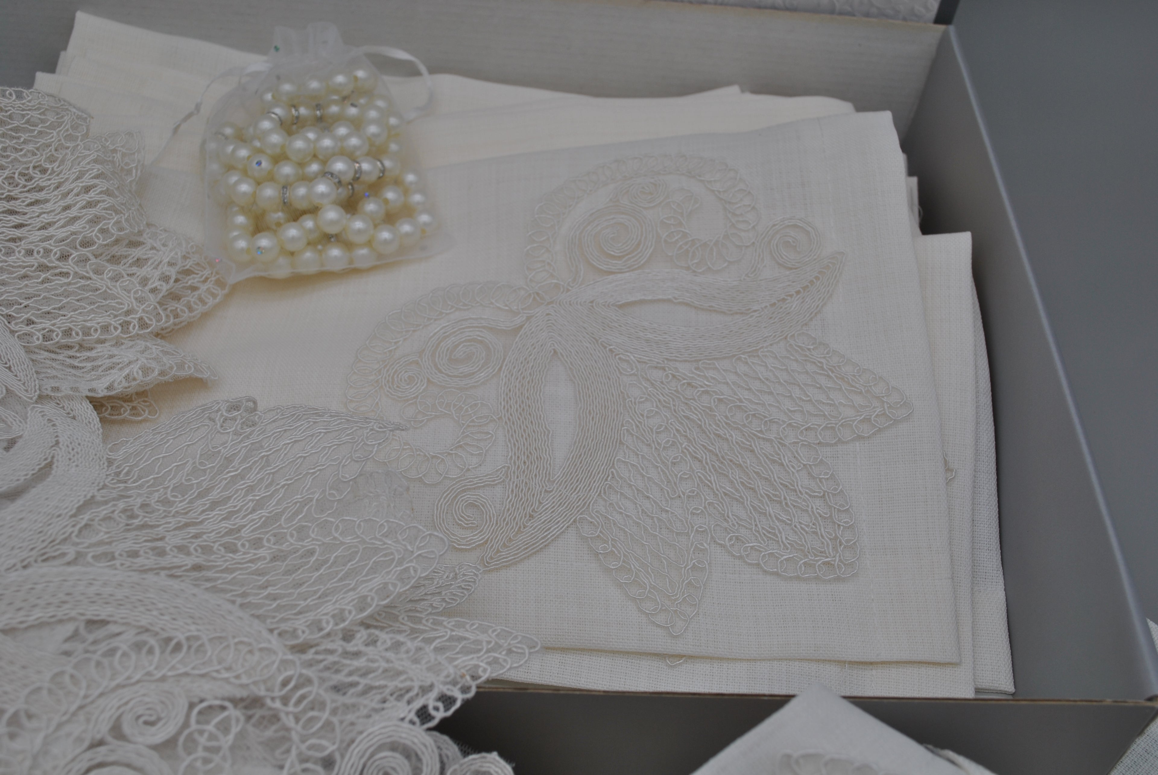 Ensemble de Table Premium Tulipe – Nappe, Runner, 12 Serviettes & 12 Ronds de Serviette Perles | Maison Royale Collection