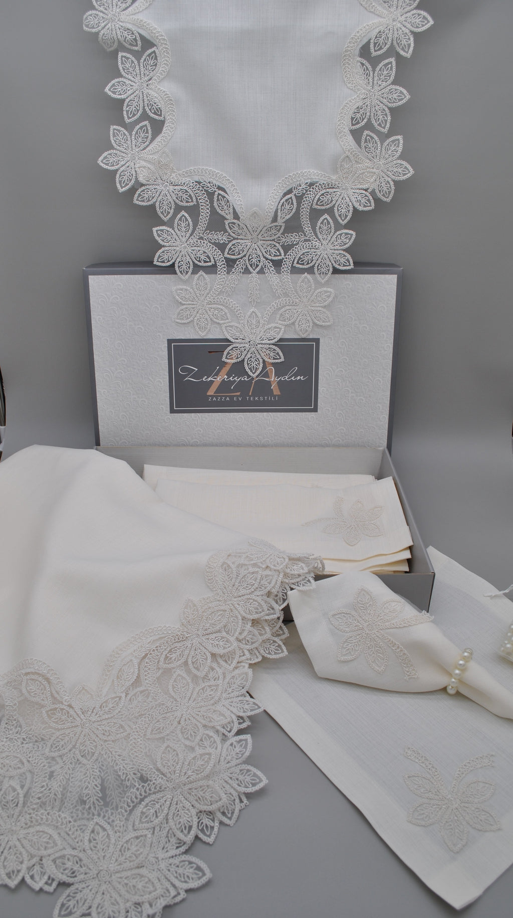 Ensemble de Table Premium Marguerite – Nappe, Runner, 12 Serviettes & 12 Ronds de Serviette Perles | Maison Royale Collection