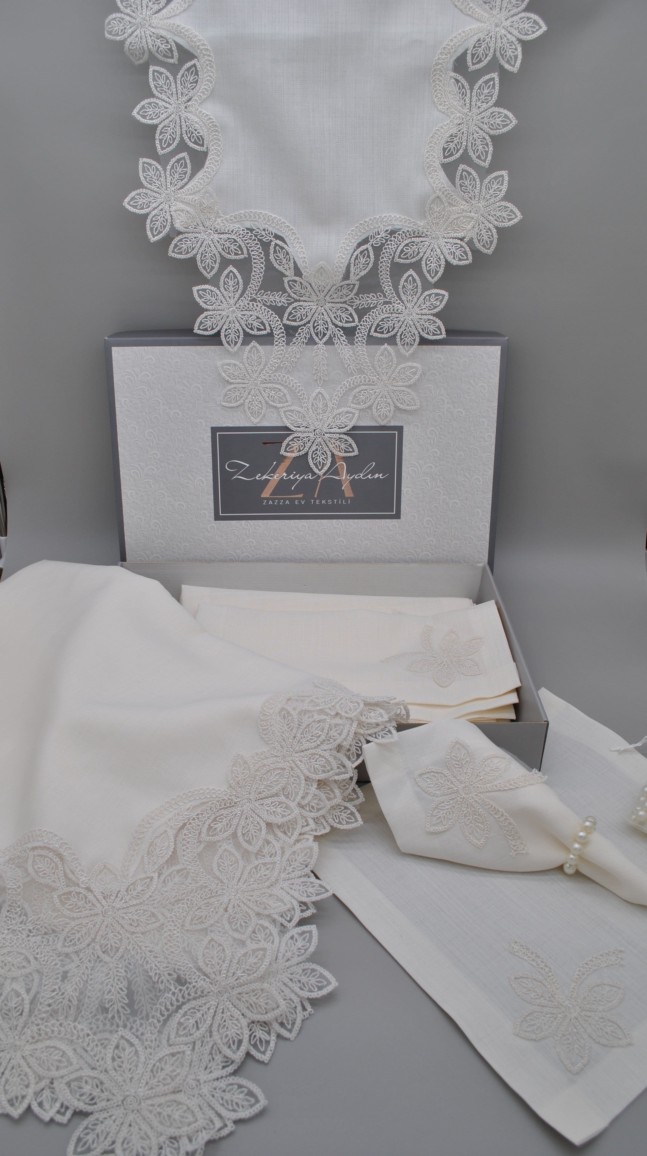 Ensemble de Table Premium Marguerite – Nappe, Runner, 12 Serviettes & 12 Ronds de Serviette Perles | Maison Royale Collection