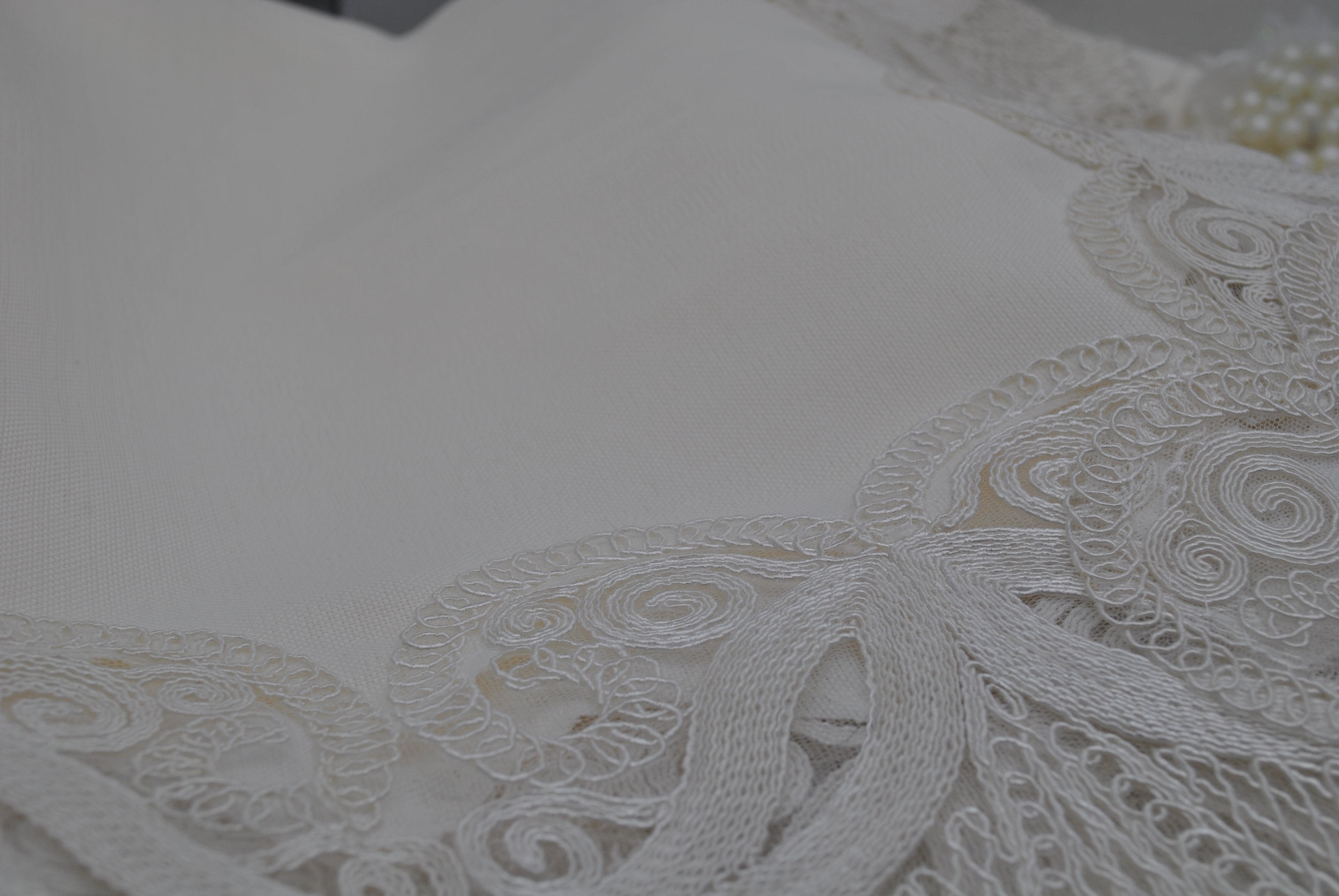 Ensemble de Table Premium Tulipe – Nappe, Runner, 12 Serviettes & 12 Ronds de Serviette Perles | Maison Royale Collection