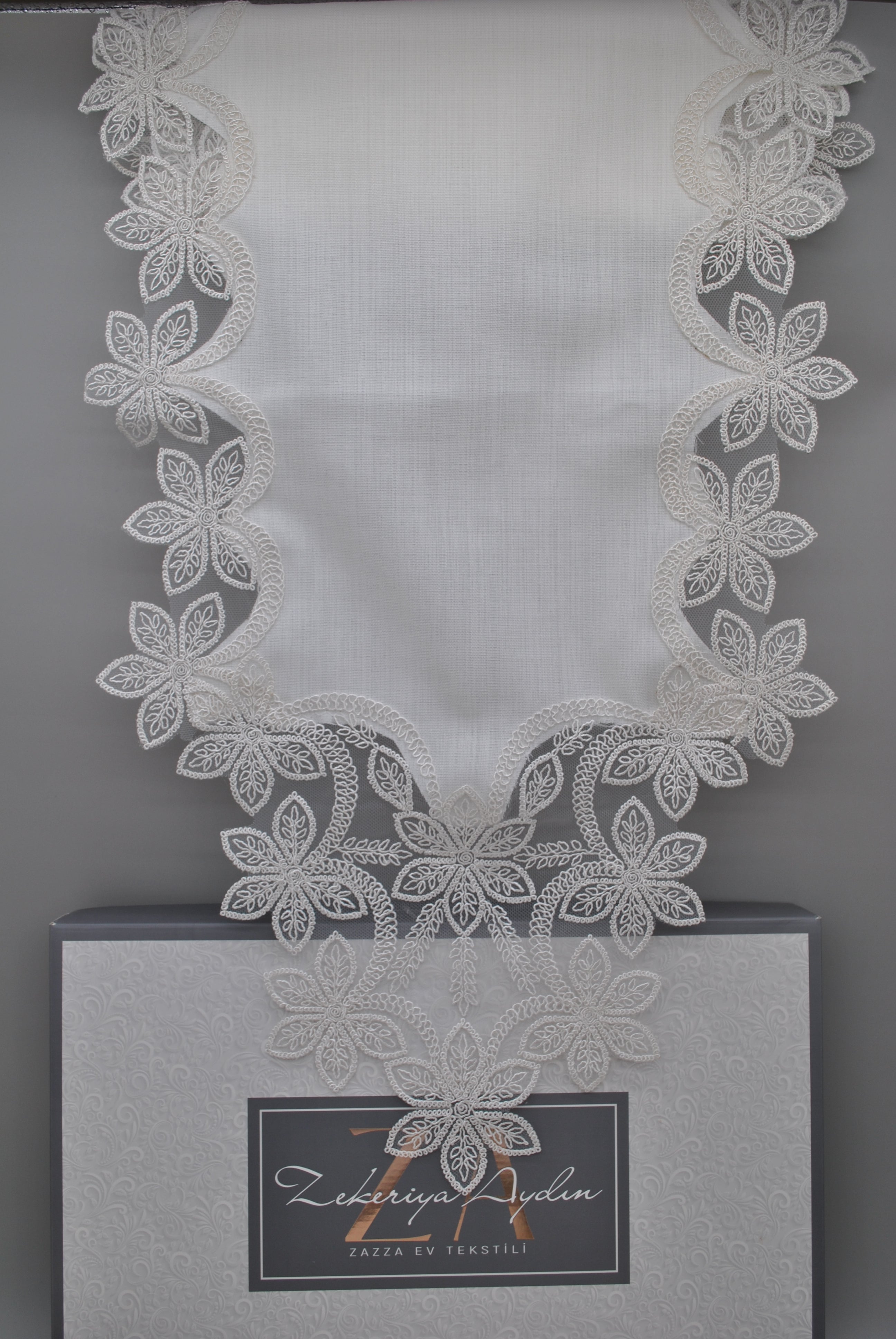Ensemble de Table Premium Marguerite – Nappe, Runner, 12 Serviettes & 12 Ronds de Serviette Perles | Maison Royale Collection