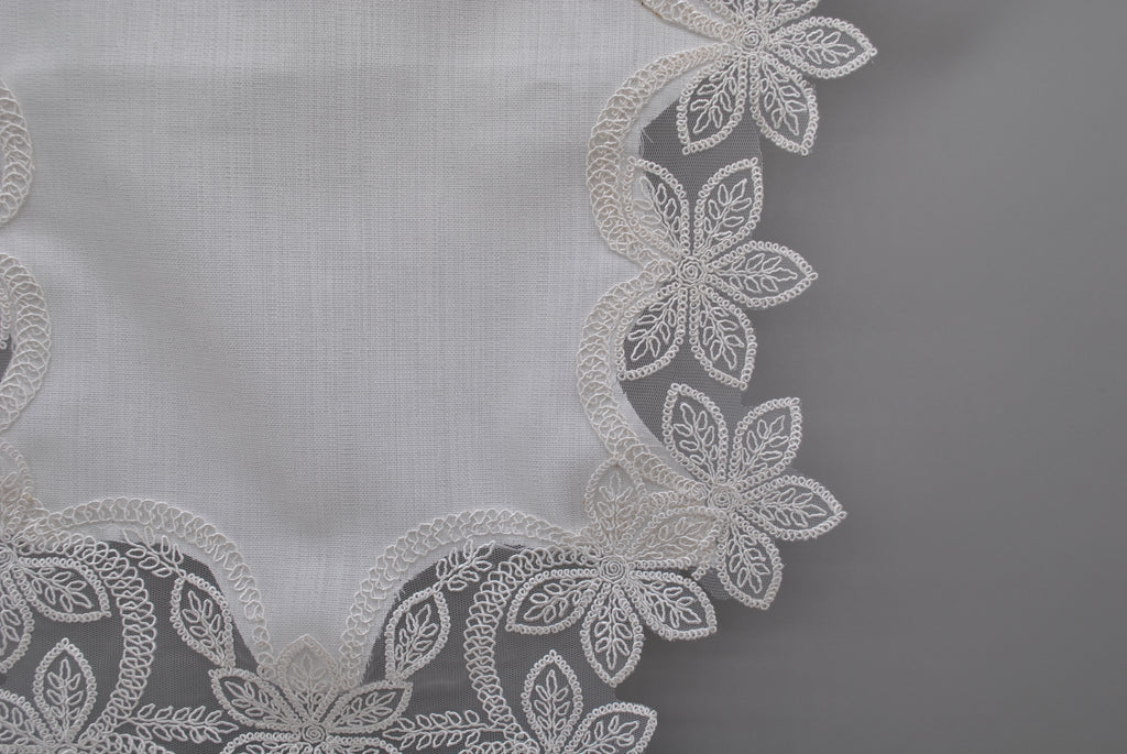 Ensemble de Table Premium Marguerite – Nappe, Runner, 12 Serviettes & 12 Ronds de Serviette Perles | Maison Royale Collection