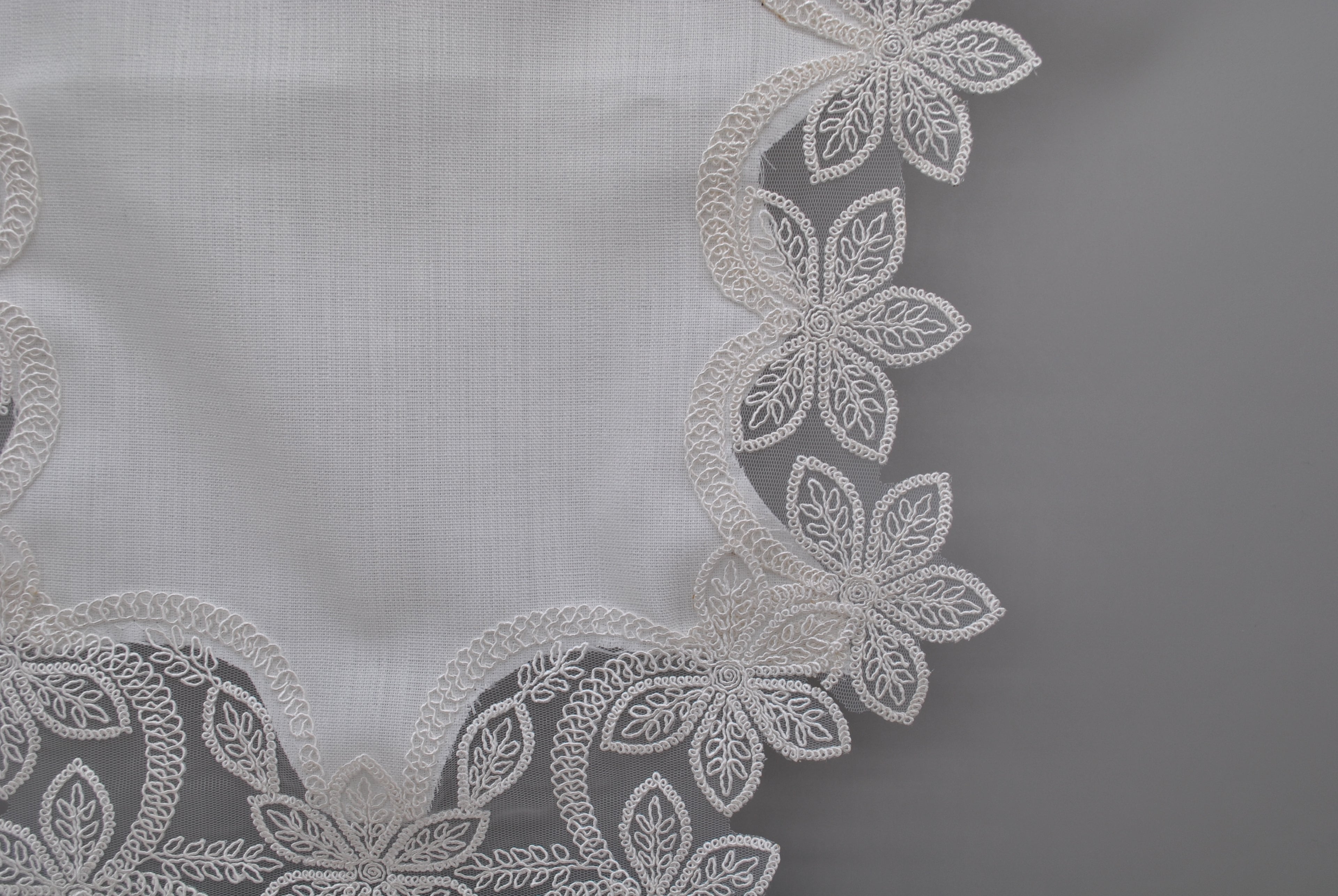 Ensemble de Table Premium Marguerite – Nappe, Runner, 12 Serviettes & 12 Ronds de Serviette Perles | Maison Royale Collection