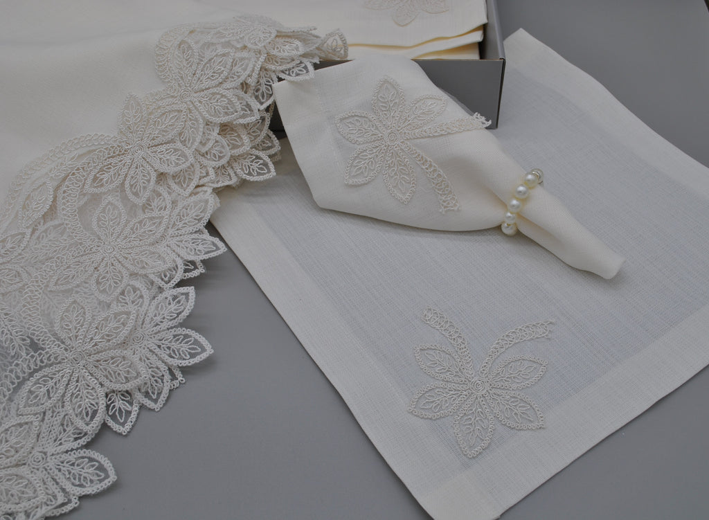 Ensemble de Table Premium Marguerite – Nappe, Runner, 12 Serviettes & 12 Ronds de Serviette Perles | Maison Royale Collection