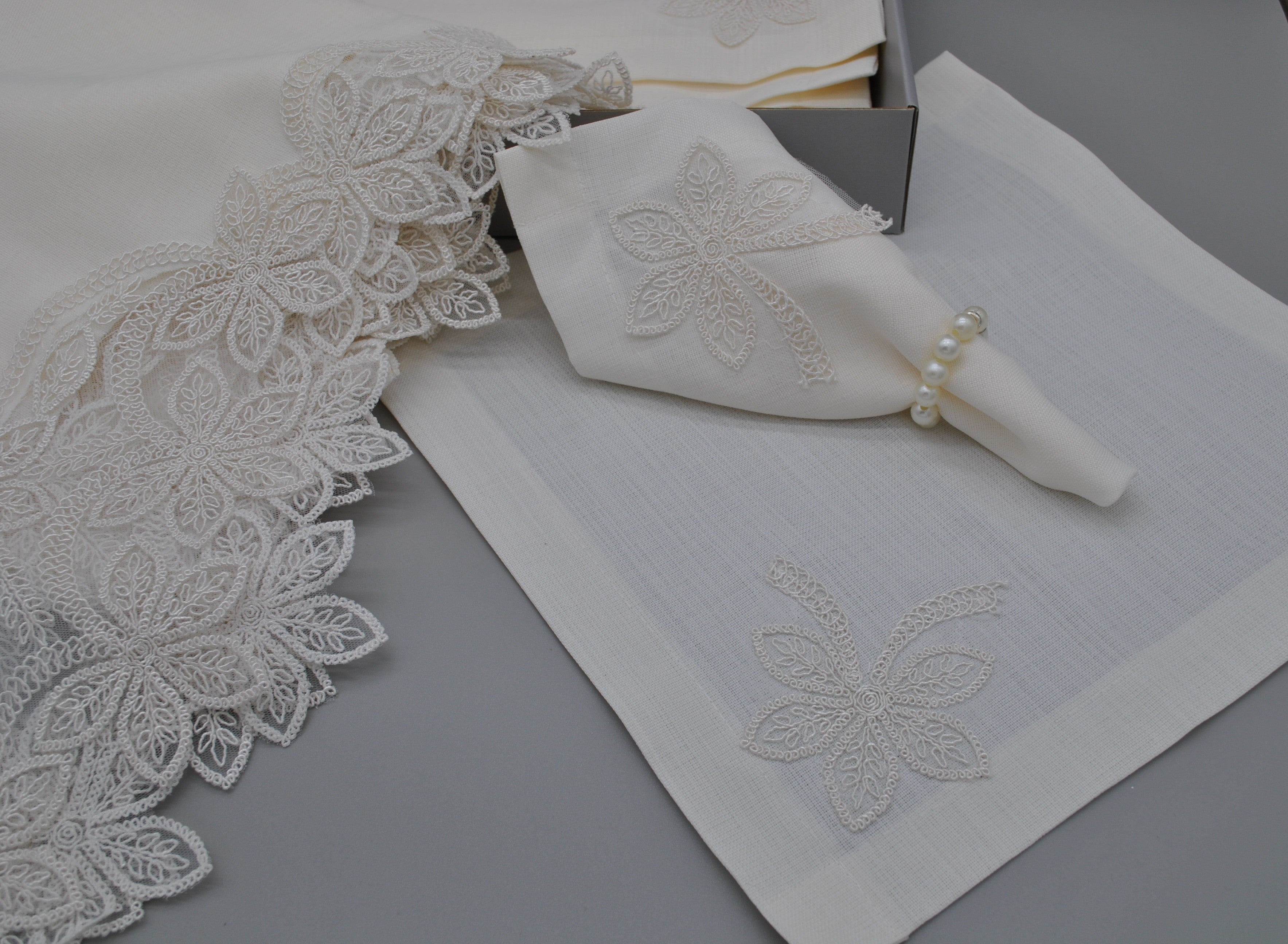 Ensemble de Table Premium Marguerite – Nappe, Runner, 12 Serviettes & 12 Ronds de Serviette Perles | Maison Royale Collection