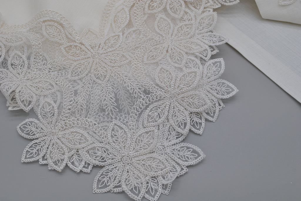 Ensemble de Table Premium Marguerite – Nappe, Runner, 12 Serviettes & 12 Ronds de Serviette Perles | Maison Royale Collection