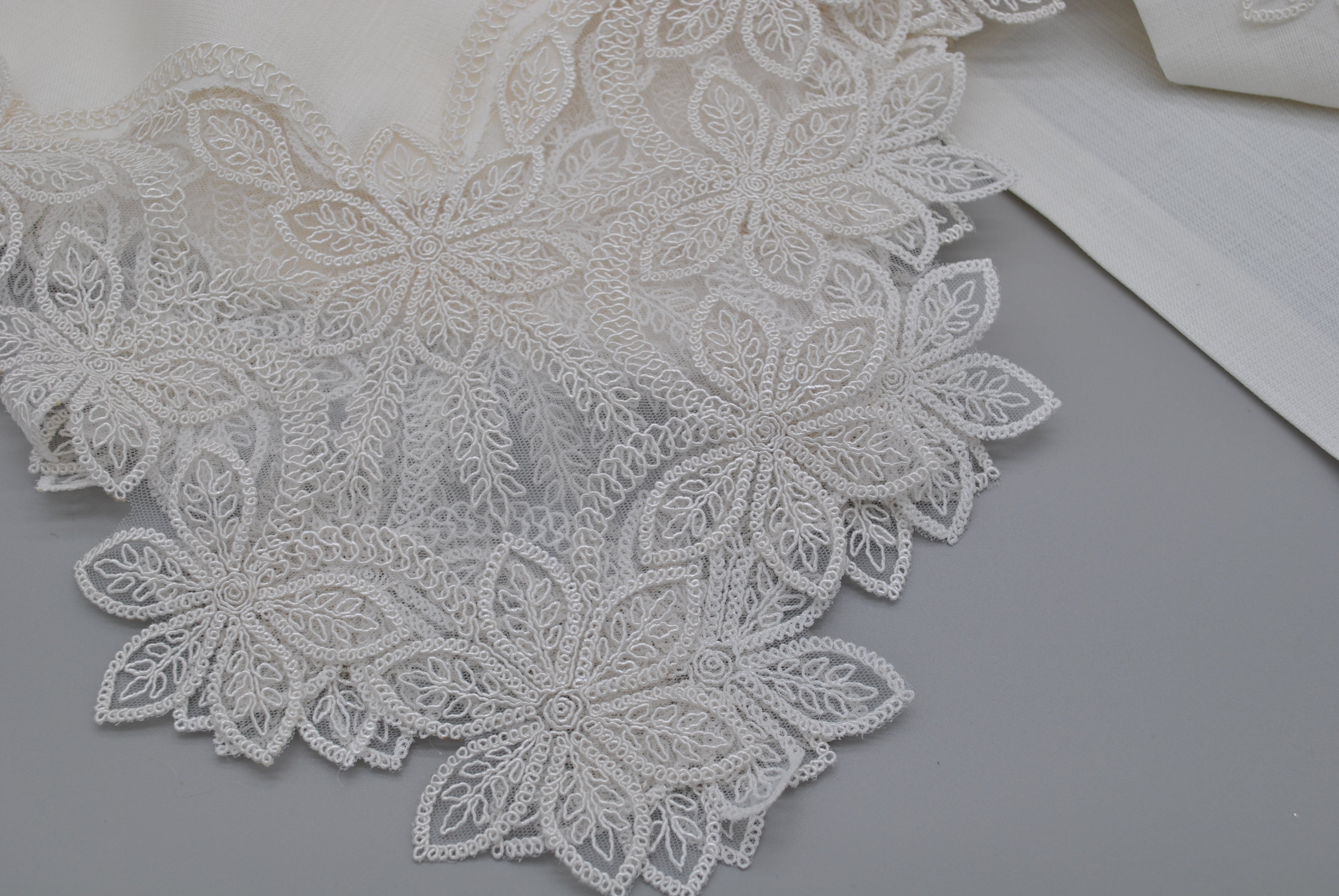 Ensemble de Table Premium Marguerite – Nappe, Runner, 12 Serviettes & 12 Ronds de Serviette Perles | Maison Royale Collection