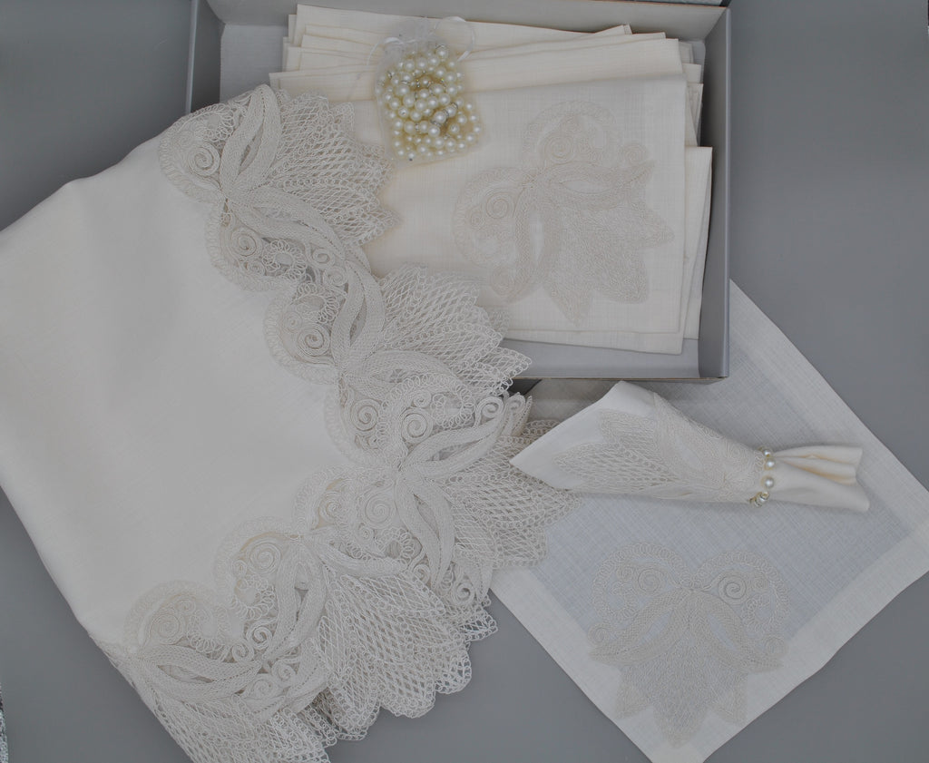 Ensemble de Table Premium Tulipe – Nappe, Runner, 12 Serviettes & 12 Ronds de Serviette Perles | Maison Royale Collection