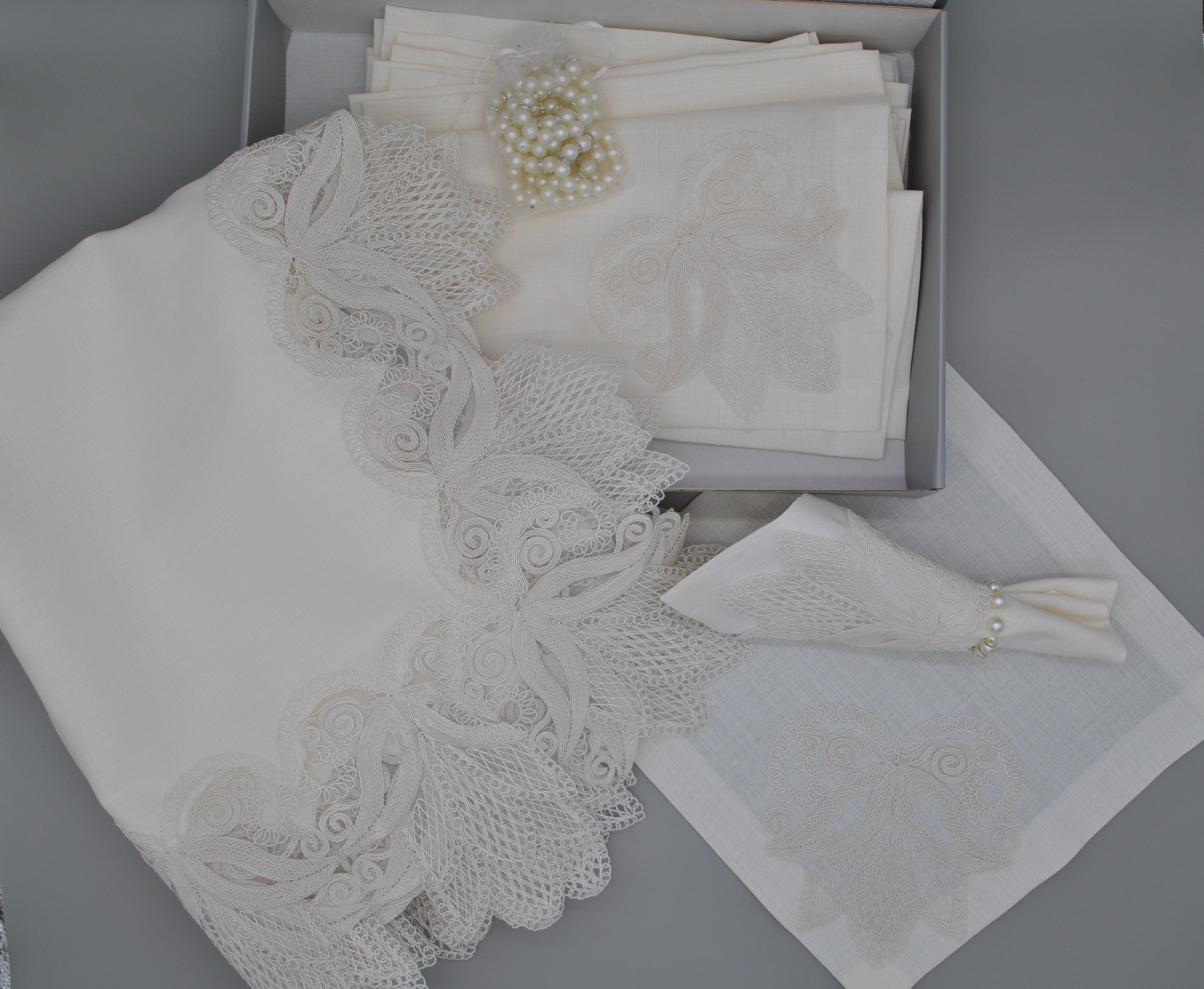 Ensemble de Table Premium Tulipe – Nappe, Runner, 12 Serviettes & 12 Ronds de Serviette Perles | Maison Royale Collection