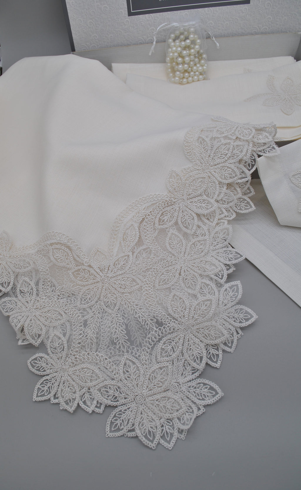 Ensemble de Table Premium Marguerite – Nappe, Runner, 12 Serviettes & 12 Ronds de Serviette Perles | Maison Royale Collection