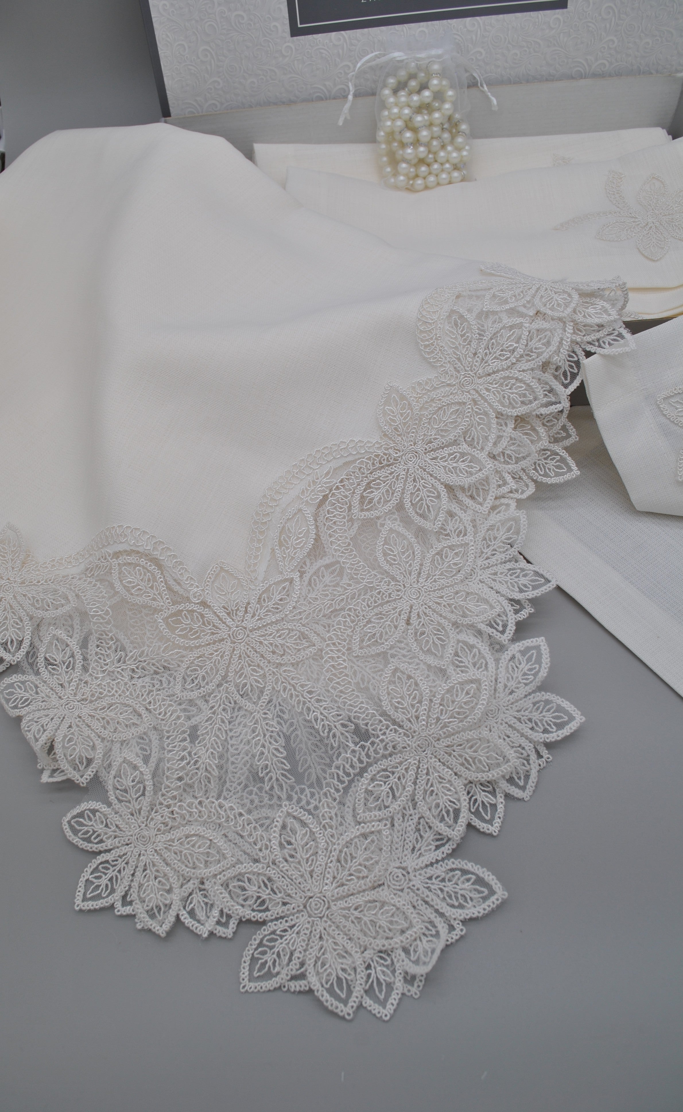 Ensemble de Table Premium Marguerite – Nappe, Runner, 12 Serviettes & 12 Ronds de Serviette Perles | Maison Royale Collection