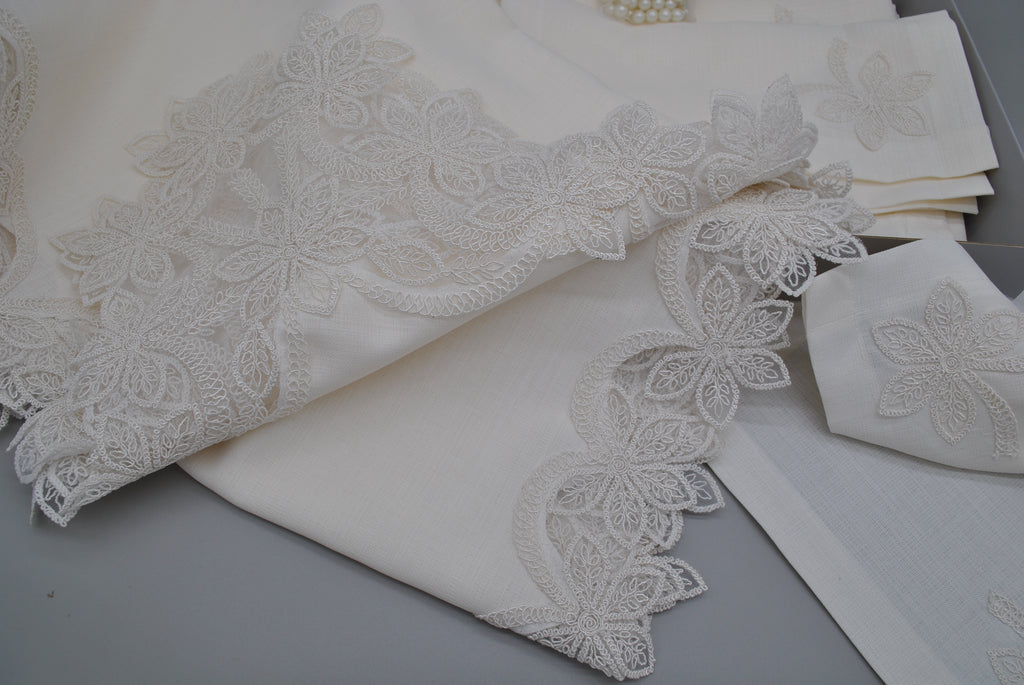 Ensemble de Table Premium Marguerite – Nappe, Runner, 12 Serviettes & 12 Ronds de Serviette Perles | Maison Royale Collection