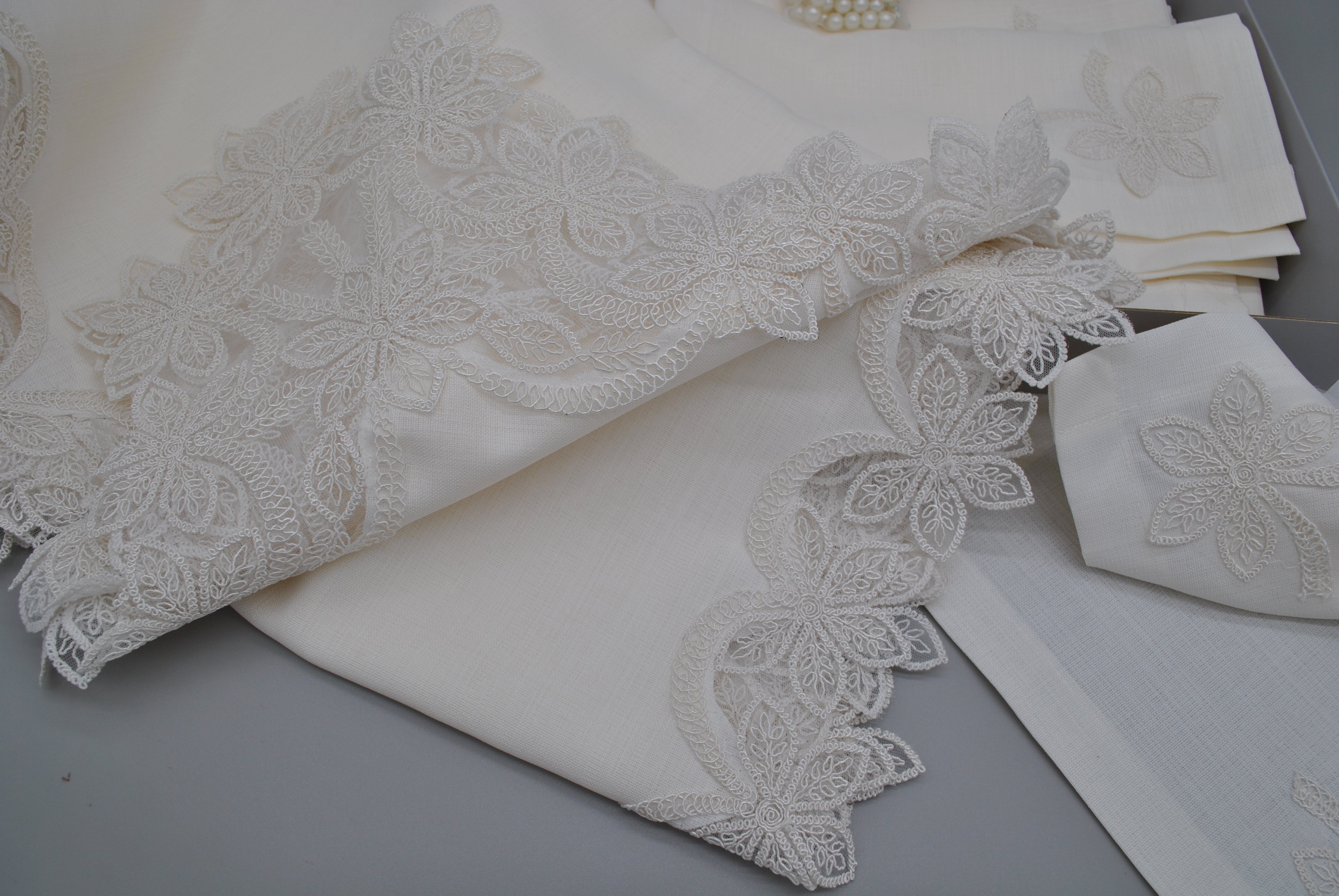 Ensemble de Table Premium Marguerite – Nappe, Runner, 12 Serviettes & 12 Ronds de Serviette Perles | Maison Royale Collection