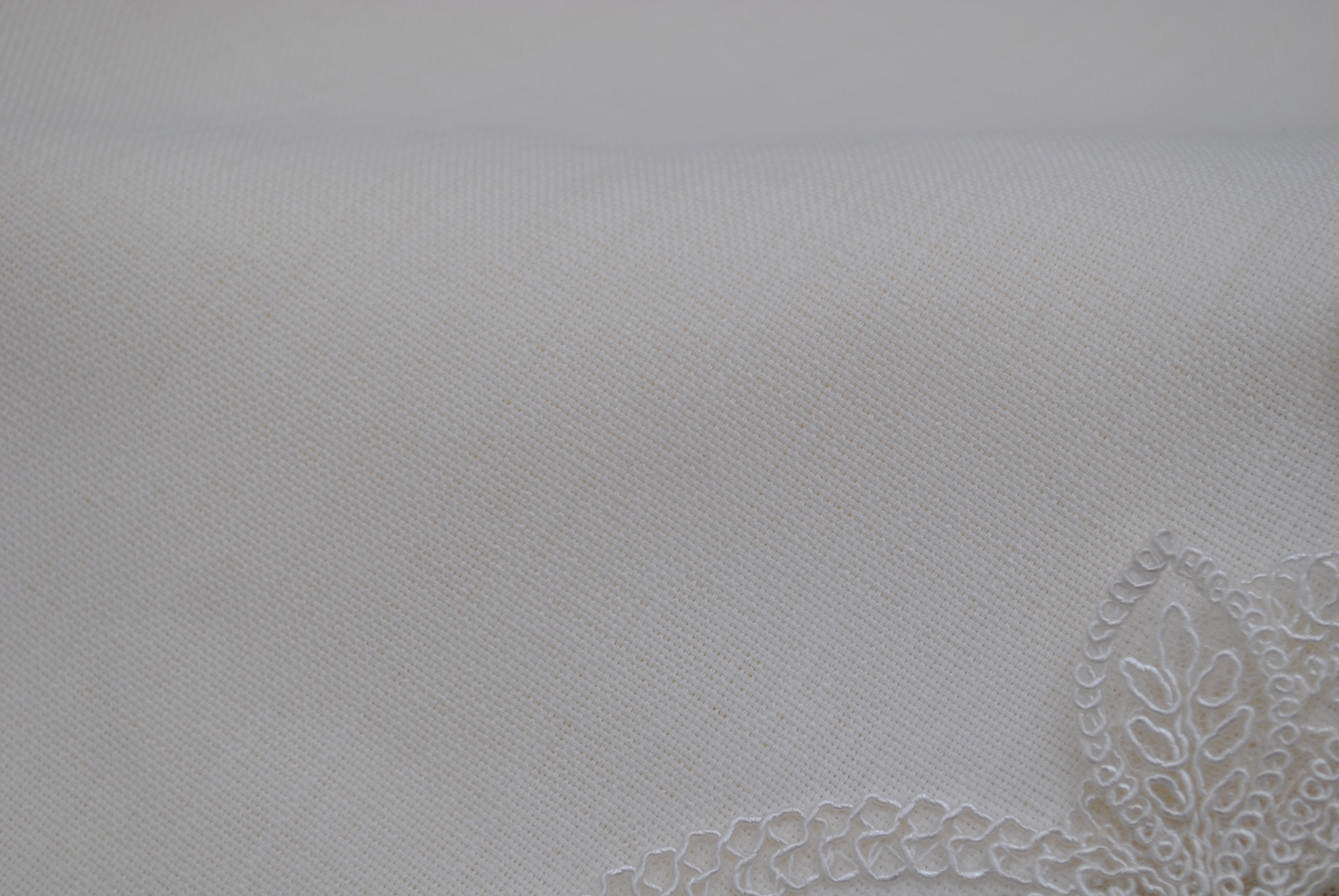 Ensemble de Table Premium Marguerite – Nappe, Runner, 12 Serviettes & 12 Ronds de Serviette Perles | Maison Royale Collection