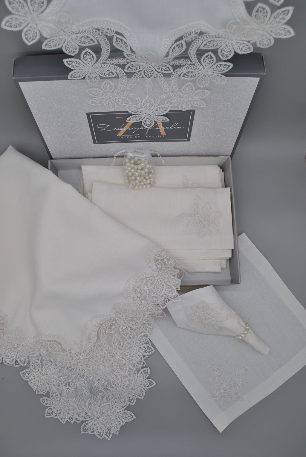 Ensemble de Table Premium Marguerite – Nappe, Runner, 12 Serviettes & 12 Ronds de Serviette Perles | Maison Royale Collection