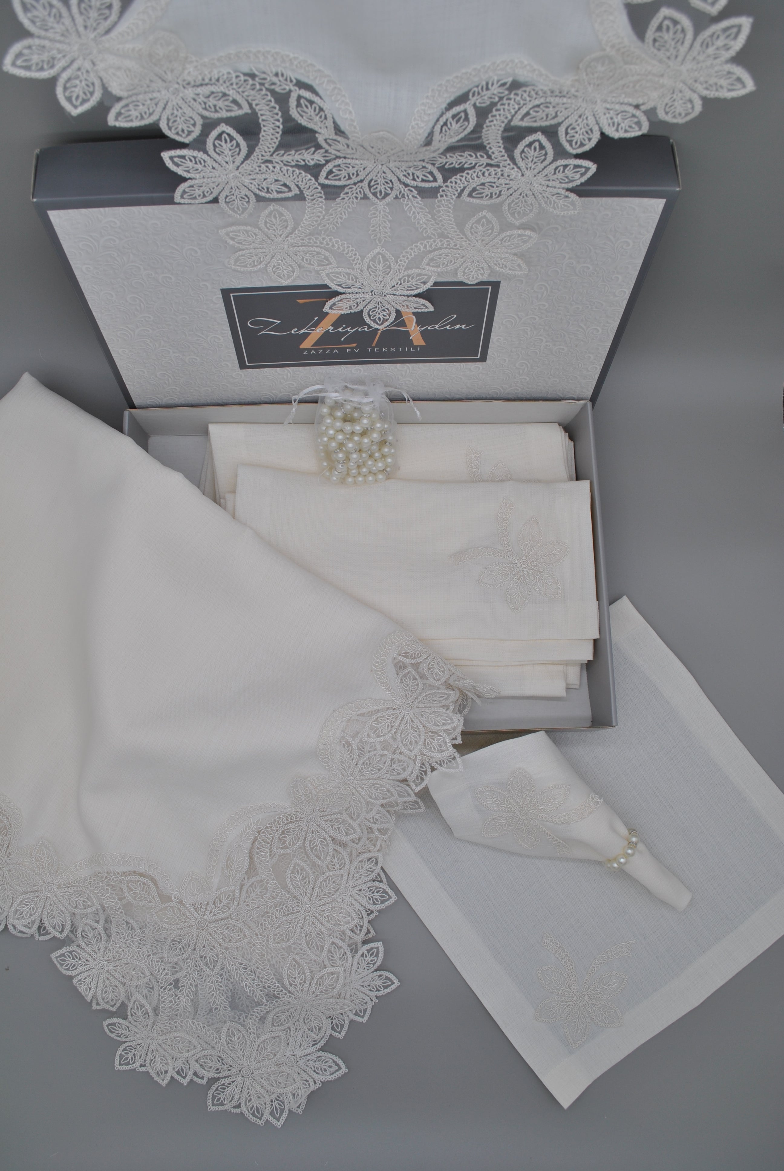Ensemble de Table Premium Marguerite – Nappe, Runner, 12 Serviettes & 12 Ronds de Serviette Perles | Maison Royale Collection